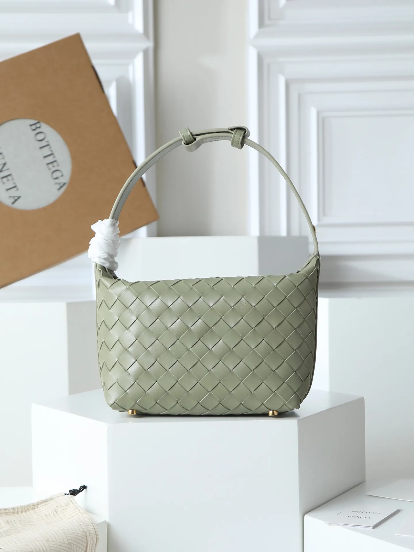 Batch 1640. A lunch bag that is predicted to be popular again this year. The entire bag is made of top-grade naa lambskin. It is very soft and lightweight. It also uses the intrecciato weaving process that the two founders spent several months developing from the beginning of the brand. It is completely hand-woven by Italian craftsmen. It perfectly reflects the craftsmanship of Bottega. The entire bag shape is also a very practical and popular lunch box bag shape. The slightly curved arc of the bag mouth can also better fit our wrists. Style number: 754443 Size: 22*13*9